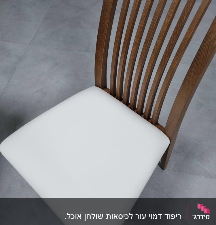 ריפוד לבן על כיסא עץ עם משענת גבוהה